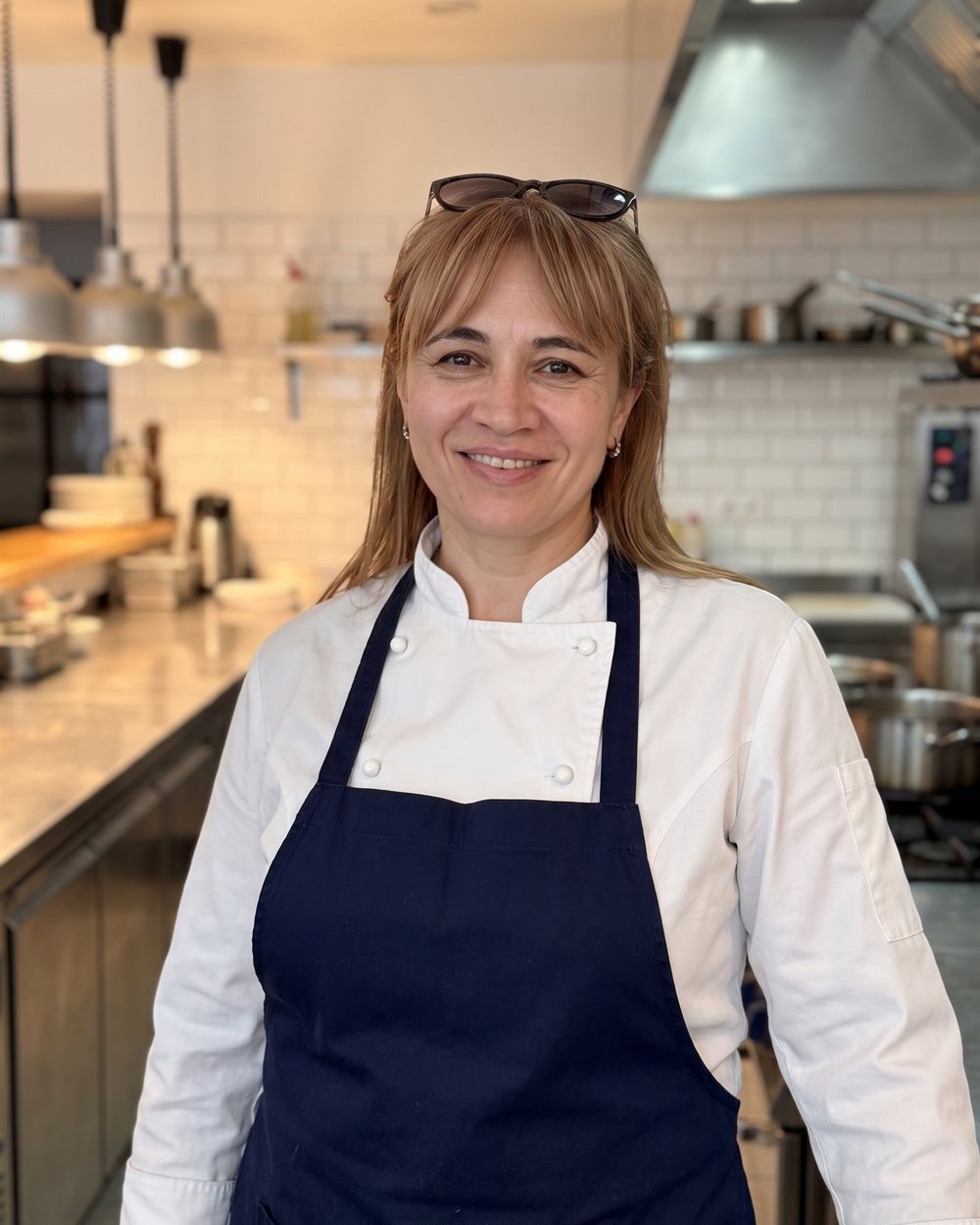 Bucătarul-șef al restaurantului Nessa, în bucătărie